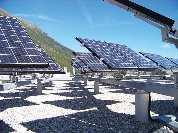 Vertikale Nachführsysteme sorgen ganztägig für höchste Ausnutzung der Sonnenenergie.