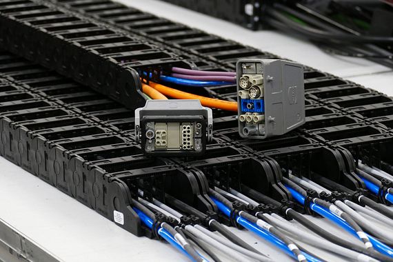 Cable harnessing with HARTING connectors
