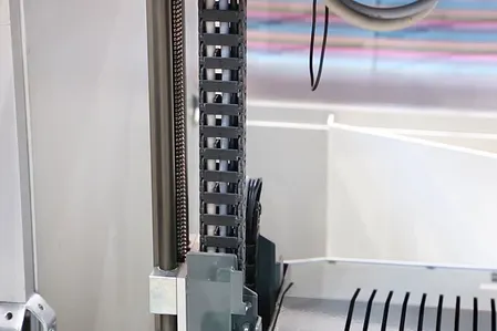 FTS von KNAPP mit Energiekette im Detail