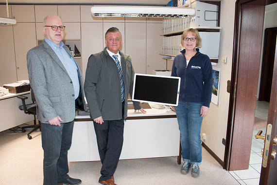 Also in the firm's own office: the height-adjustable pivot arm from Maschinenbau Schwering. Herbert Schwering (left) and Martina Schwering with igus' technical sales consultant, Gerald Voss; happy with the cooperation between the two family companies.