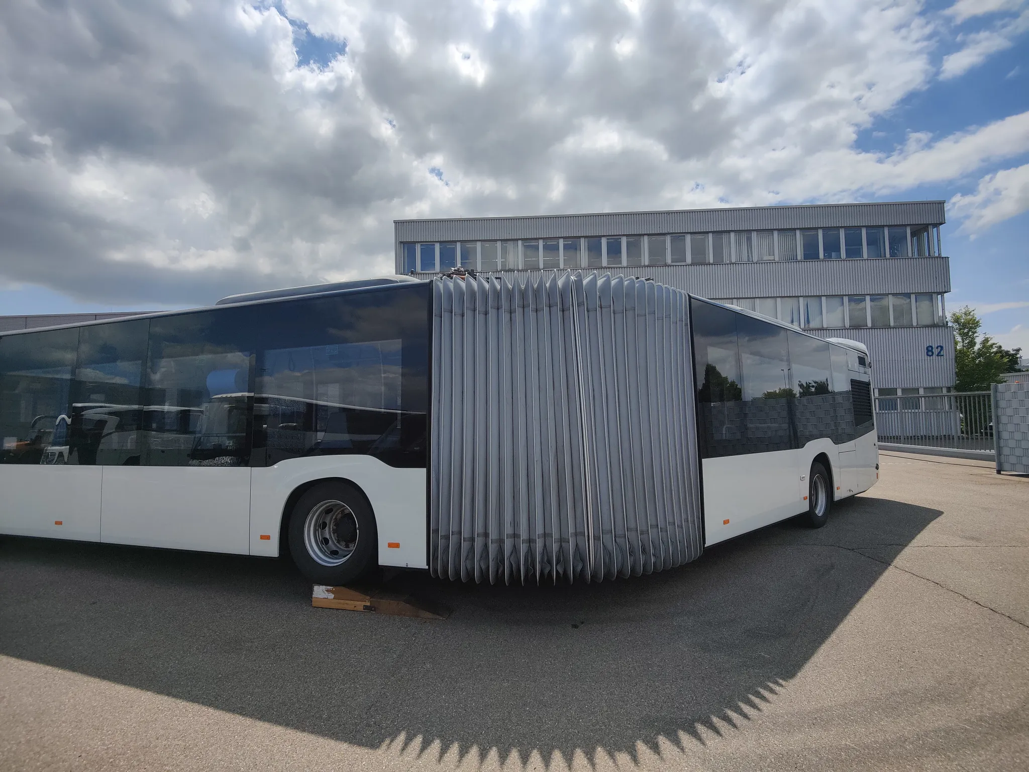 Ansicht eines Gelenkbusses, der um die Kurve fährt