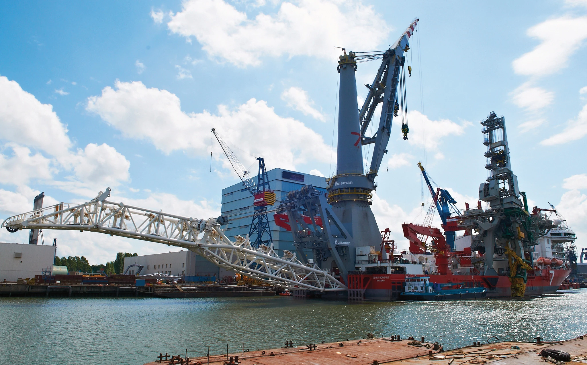 Torre de perforación con cadena portacables