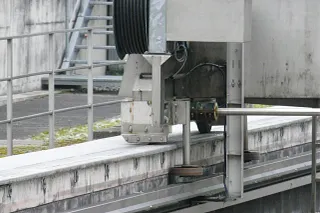 The e-chain transports energy and signals to the scraper bridge