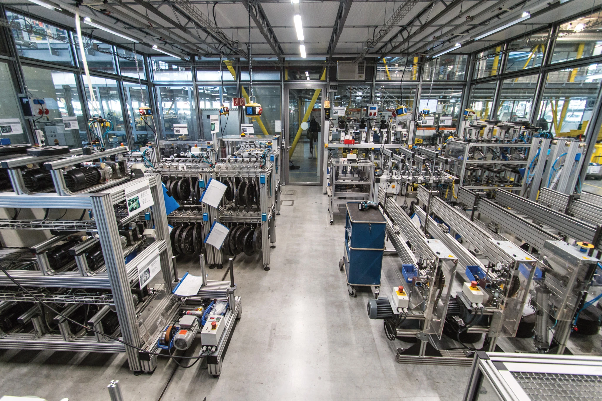 Test laboratory with test rigs for plain bearings
