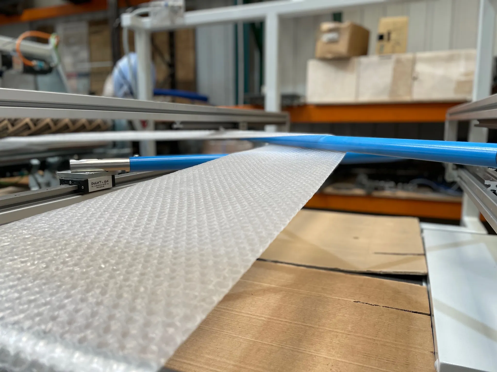 Förpackningsmaskin med belagda metallstänger och drylin linjärstyrning