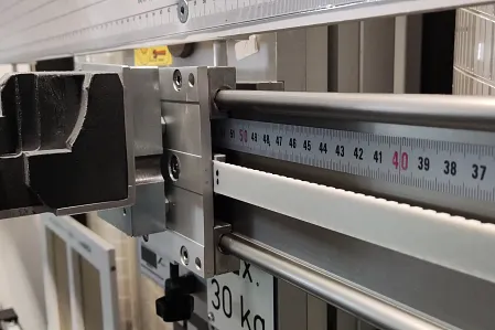 Detailansicht Zahnriemenachse im Rollo-Prüfgerät von Roto
