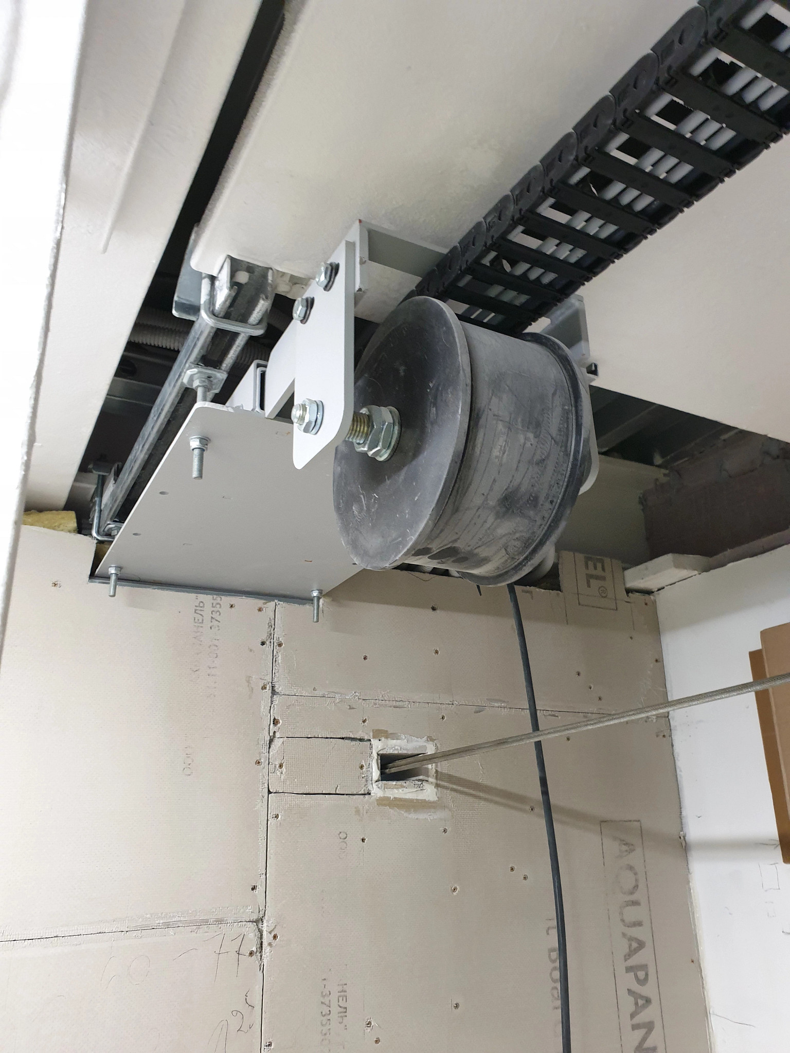 Guide roller with energy chain