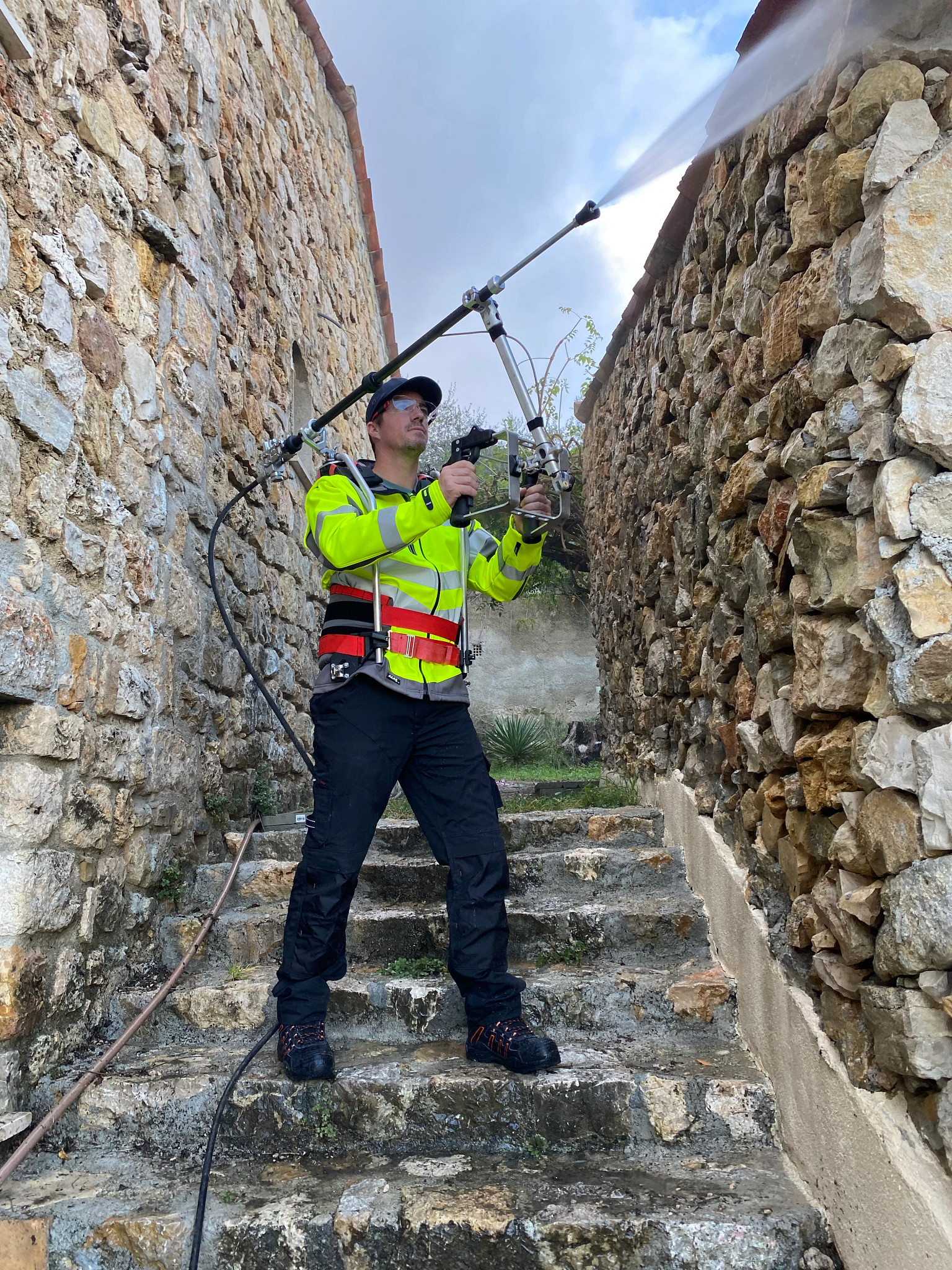 Aufratech high-pressure cleaner with exoskeleton