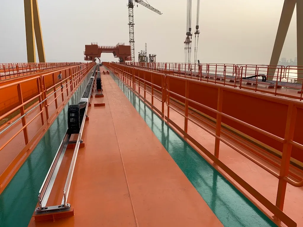 energy chain 4040RHDB บนเครนอู่ต่อเรือโกไลแอธ