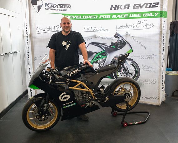 Markus Krämer, CEO and founder of KMC, and the Supermono bike HKR-EVO2.