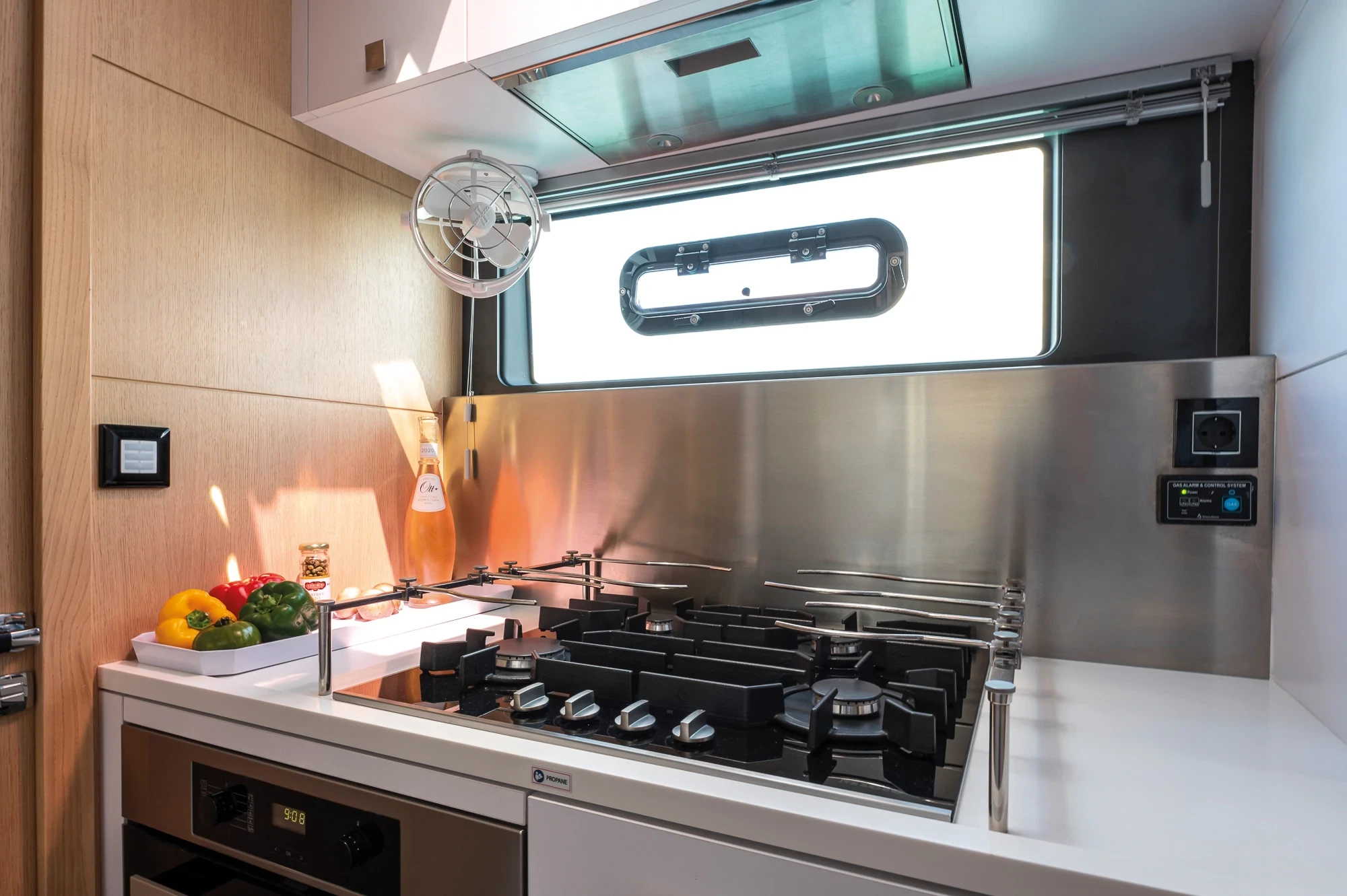 igus drivteknik och yacht med glaskilsfönster