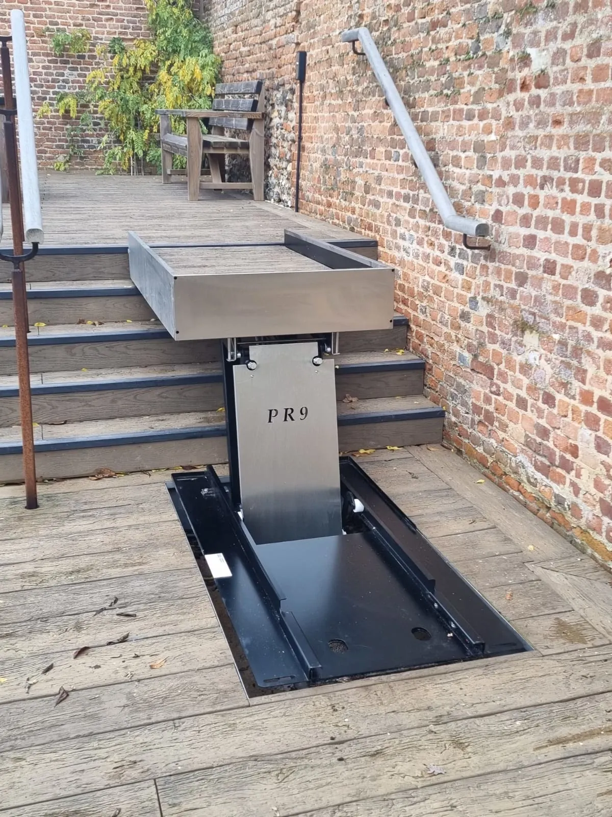 Unsupported wheelchair lift