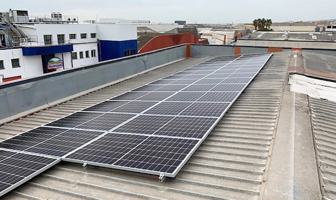 Tejado con paneles solares