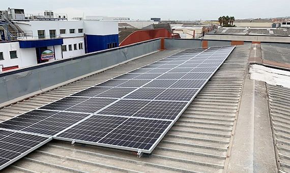 Dach mit Solarpanels