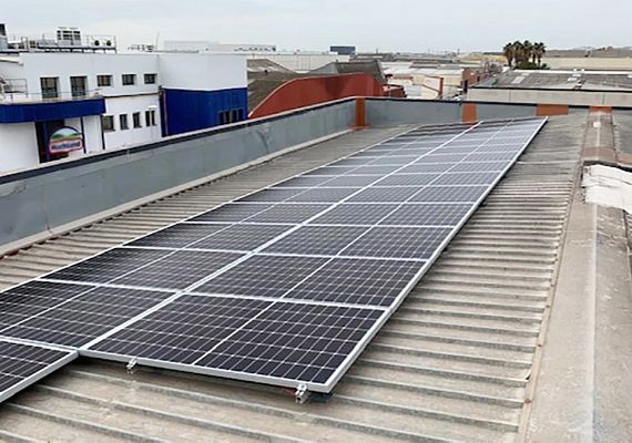 Dach mit Solarpanels