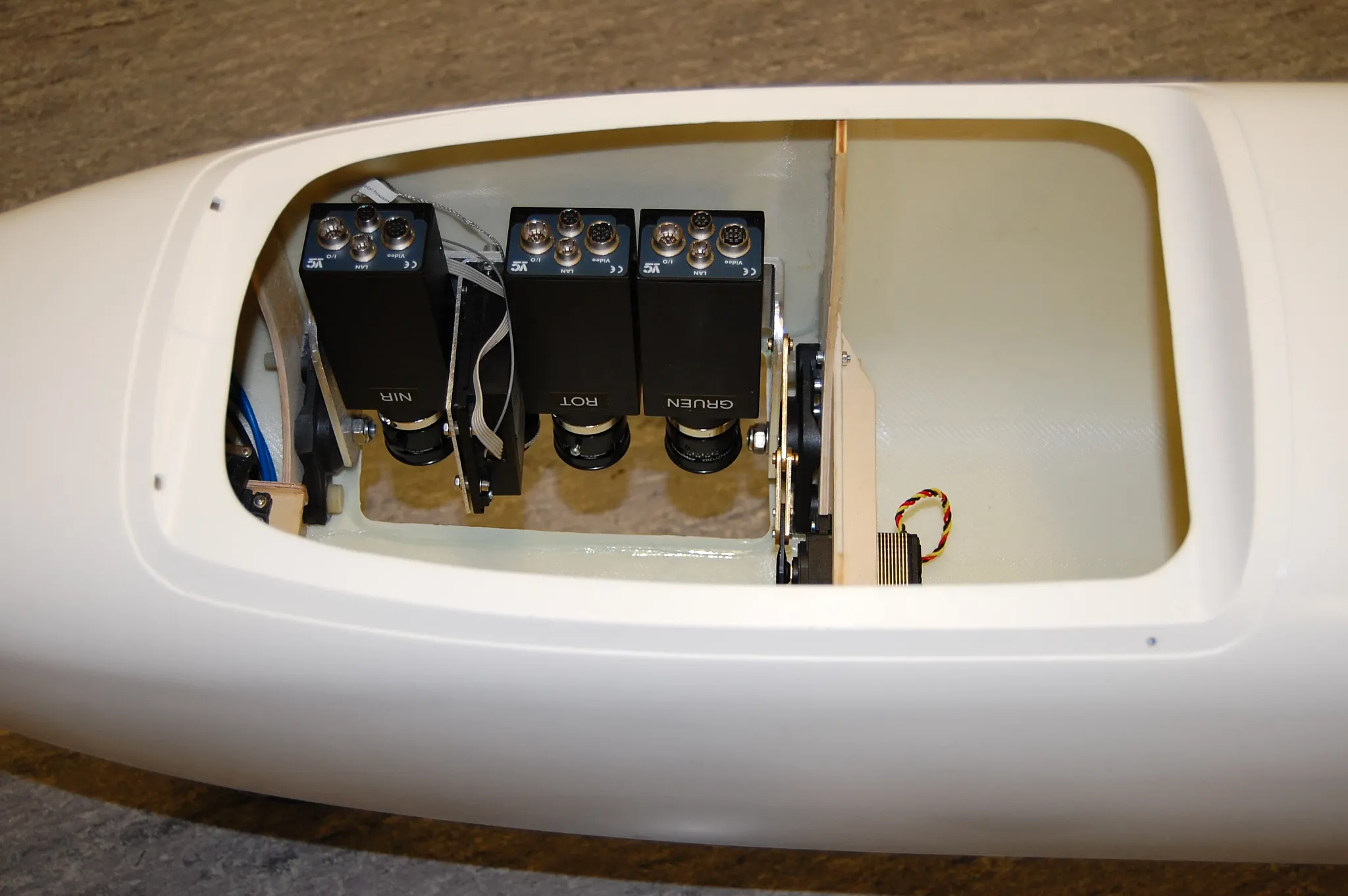 xiros® flanged ball bearings in model aircraft