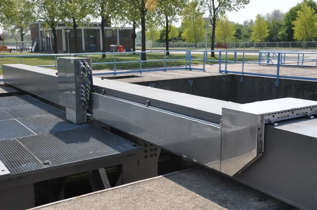 Sluisdeur met bekabeling