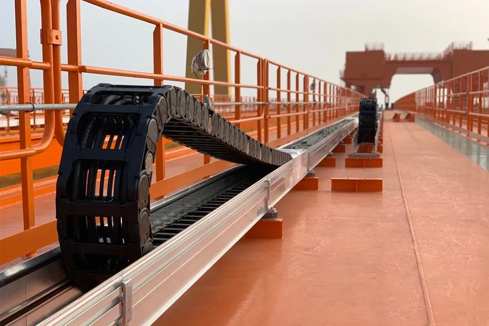 クレーンで使用されるケーブルキャリア