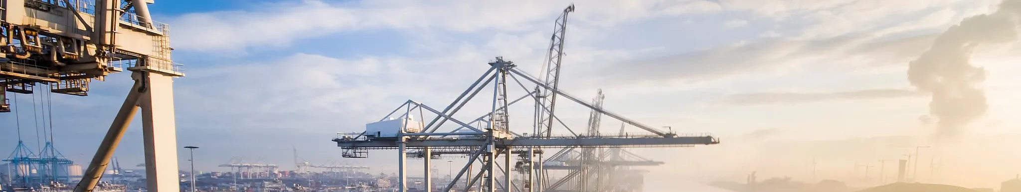 barco a grúas de costa