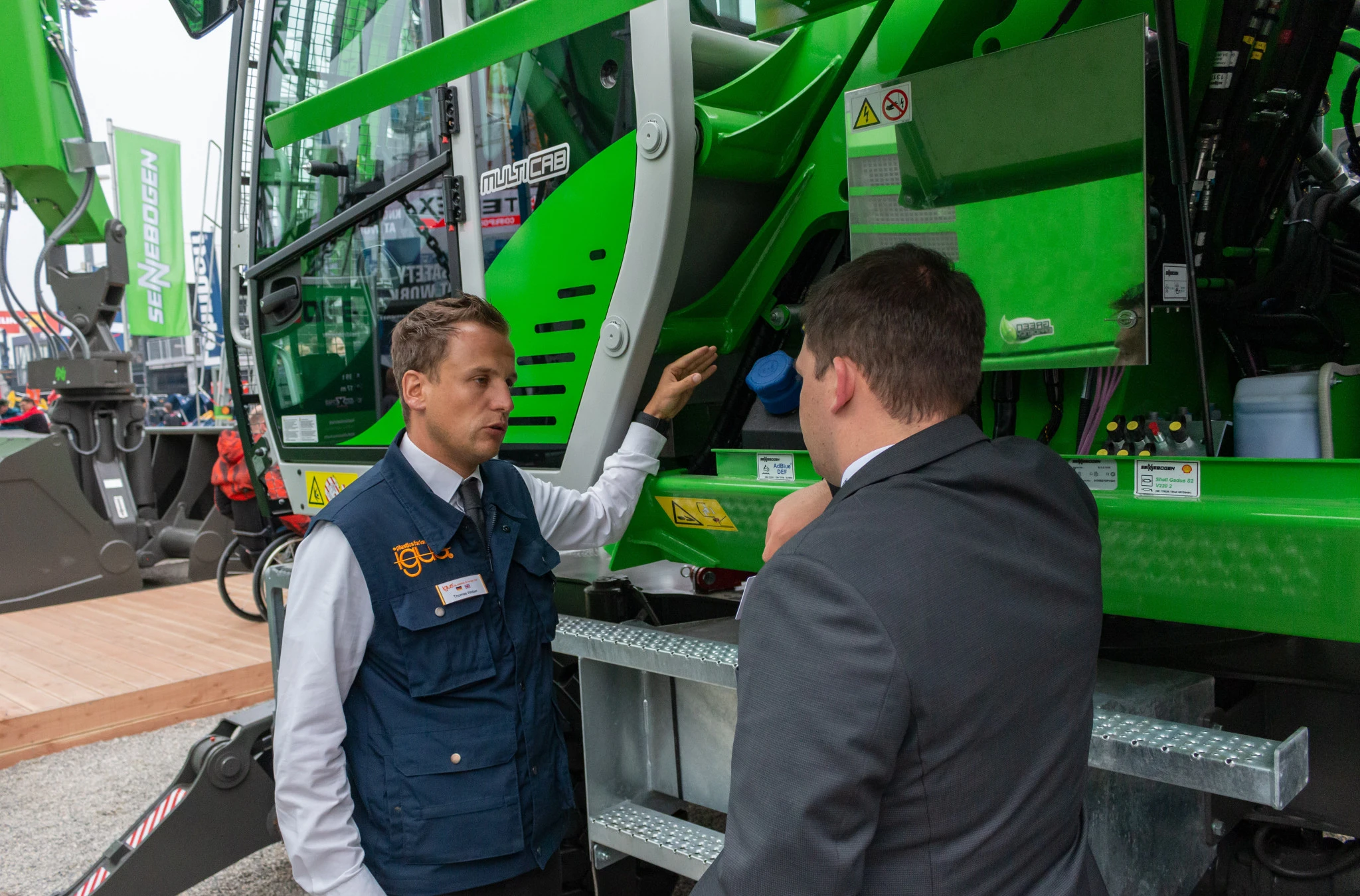 SENNEBOGEN y asesor técnico de ventas