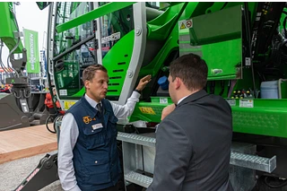 SENNEBOGEN y asesor técnico de ventas