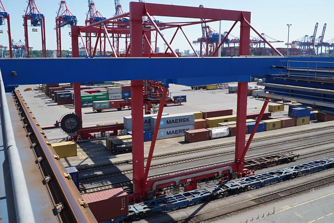 Smart energy chain for container gantry cranes