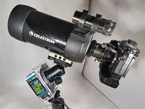 Het mechanisme met de tandwielkast en het externe bedieningspaneel moet zorgen voor een stabiele rotatie voor de spiegelreflexcamera en telescoop.