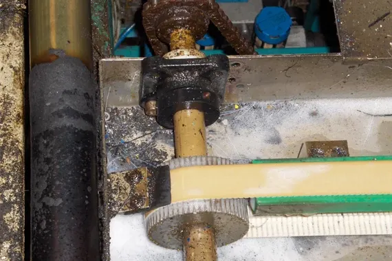 Um casquilho deslizante produzido a partir de varão de material numa linha de montagem de pneus