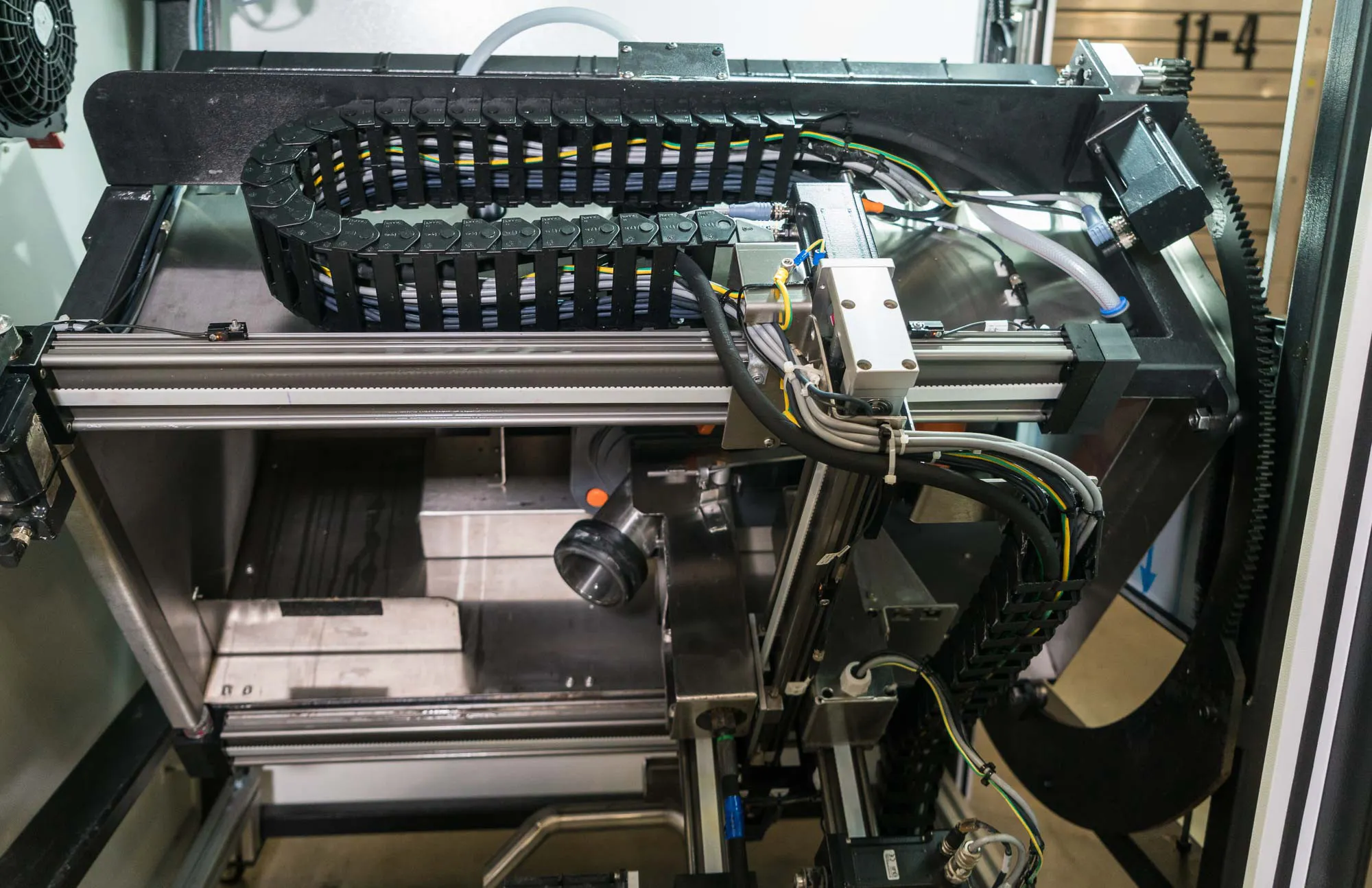 igus linear robot in cleaning machine