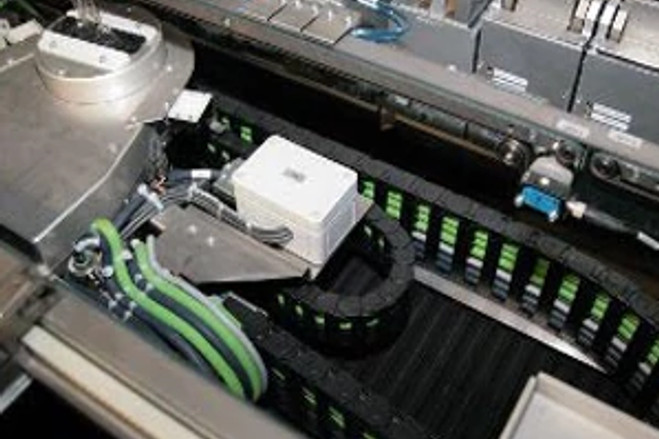 Reliable data cables for industrial plants and machines