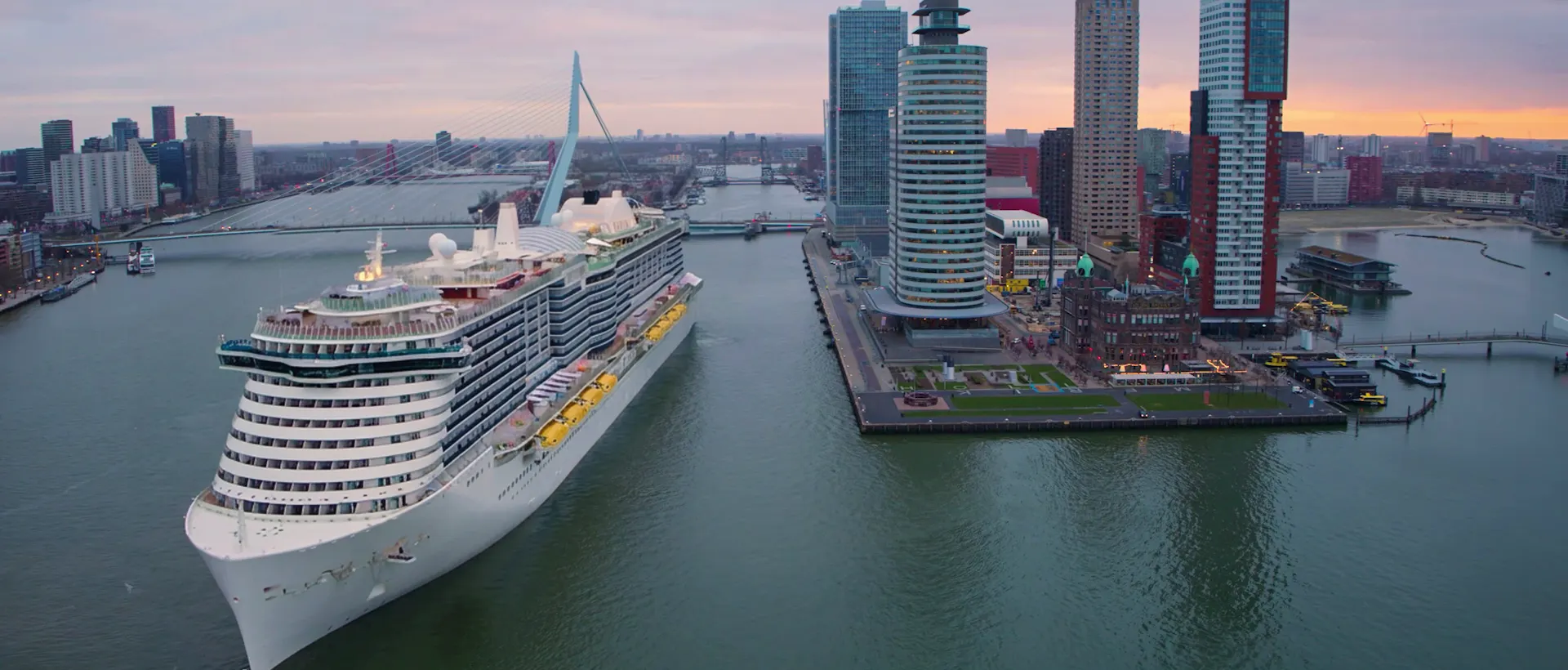 Kreuzfahrtschiff in Rotterdam: Maritime Effizienz im Hafenbetrieb