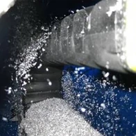 KMA in einer Werkzeugmaschine schützt Leitungen vor Spänen