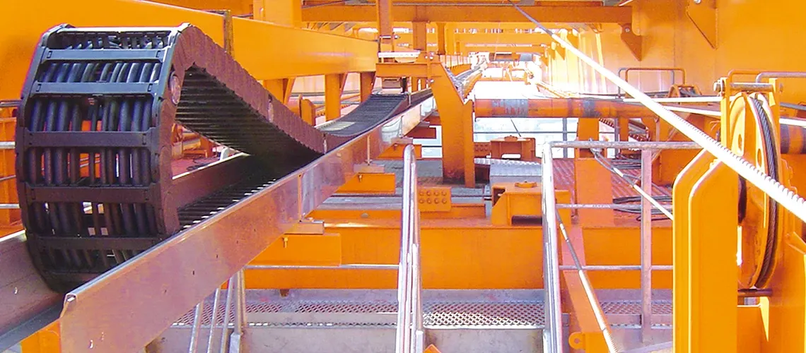 HD rol e-chain in STS cranes