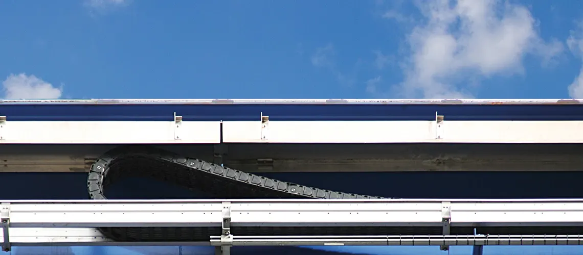 P4 rol e-chain in crane systems