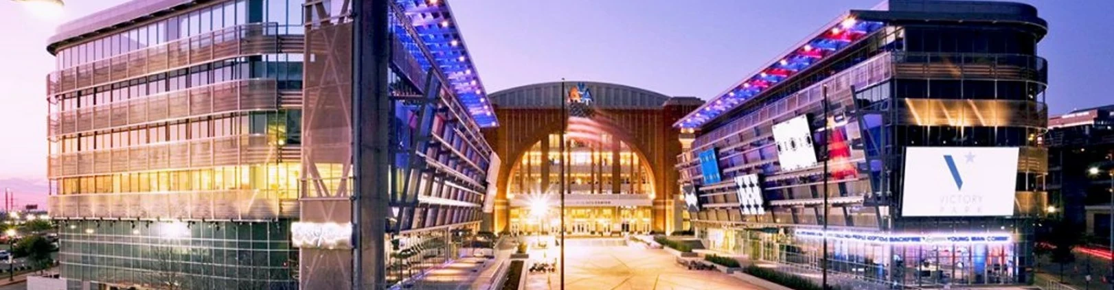  large-screen visualization solutions a choisi les soutiens de câbles energy chain d'igus® pour abriter et protéger les câbles vitaux chainflex® en fibre optique à flexion continue, les câbles d'alimentation et les câbles de commande sur huit écrans LED automatisés situés à Victory Plaza.