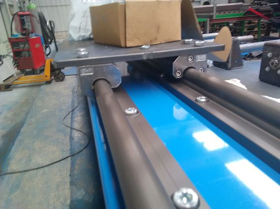 Castera - Welding station movable due to igus roller bearings