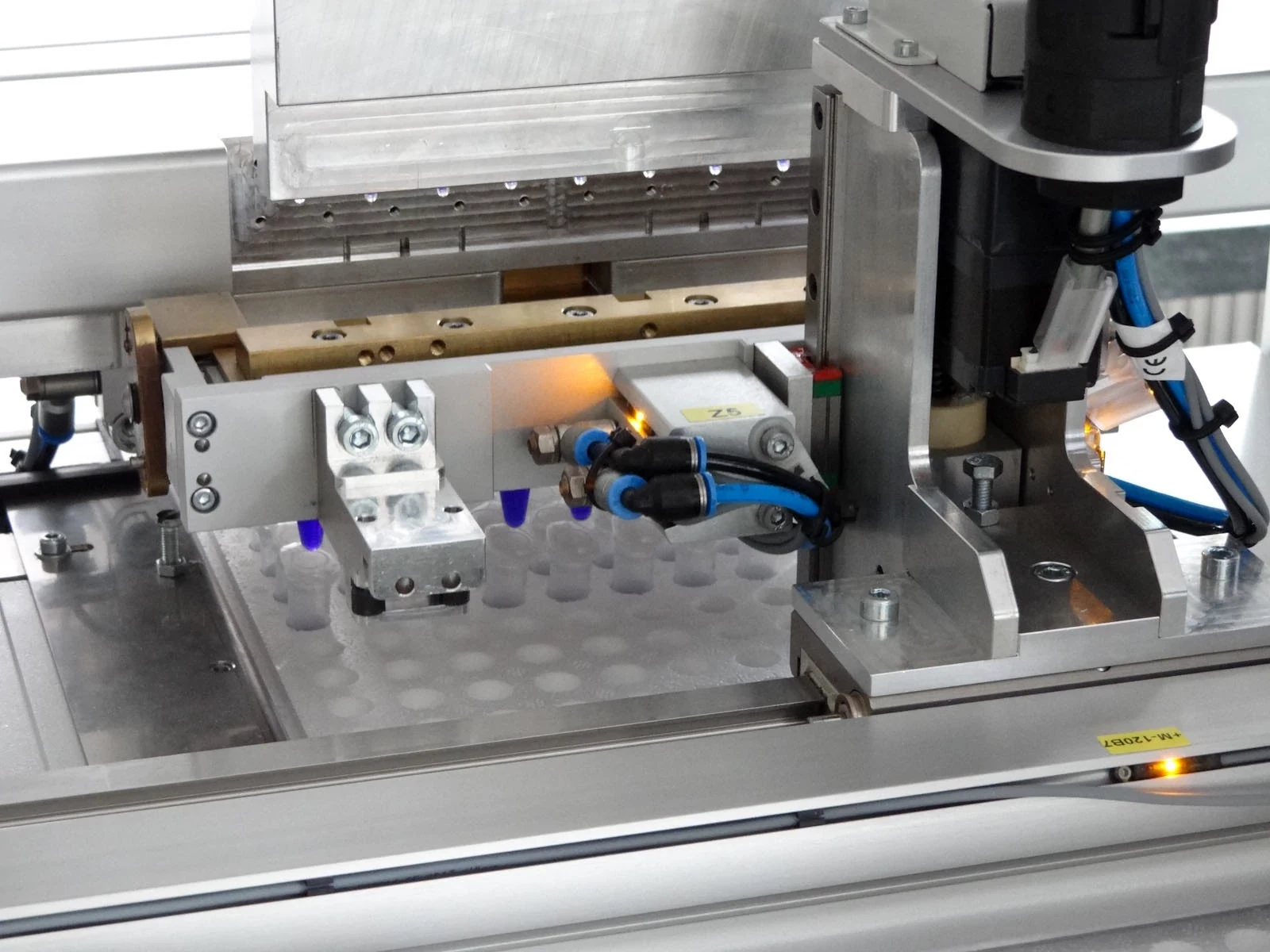 Installation de remplissage de récipients à réaction de bioanalytic