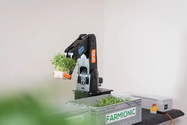 Robot robolink® DP cogiendo una planta