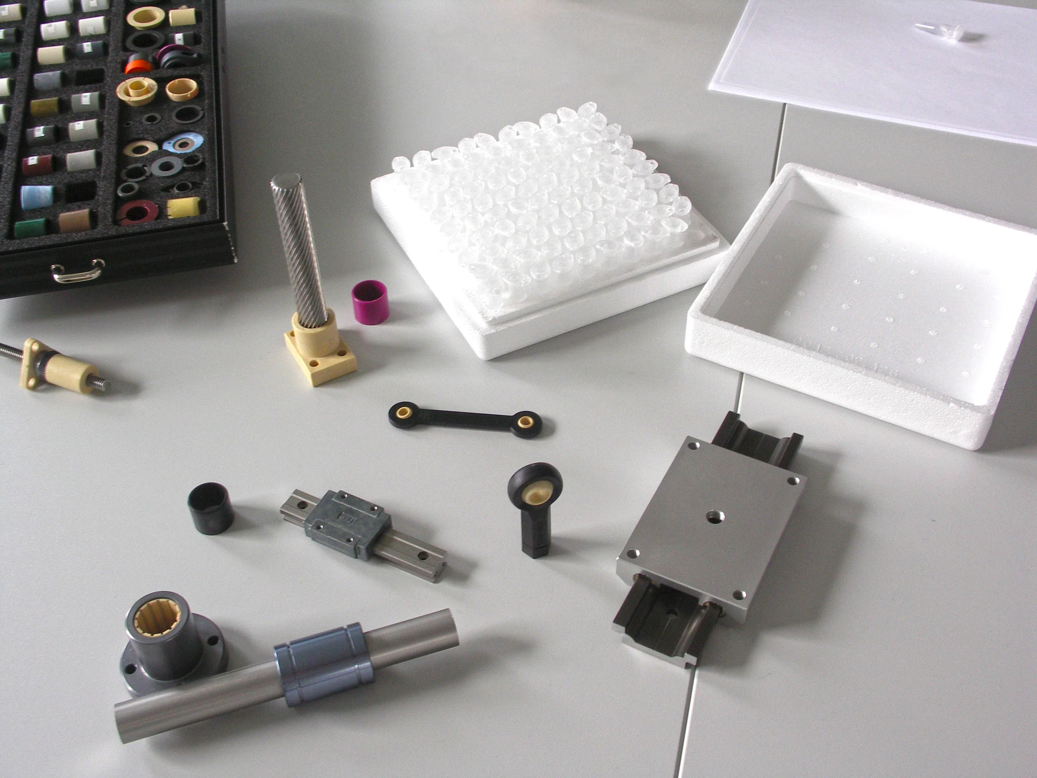 Produits et récipients igus avec boîte en polystyrène