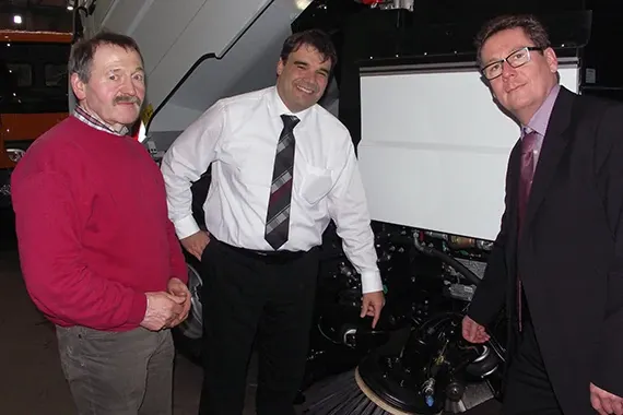 Od lewej: Dipl.-Ing. (FH) Gerhard Gräbel, inżynier projektant FAUN Viatec GmbH; Helmut Schmeh, CEO FAUN Viatec GmbH; Thomas Sommerweiß, igus.