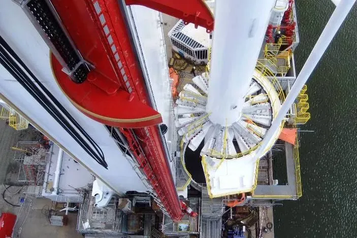 Déplacement vertical le long des tours polyvalentes, travail en mer