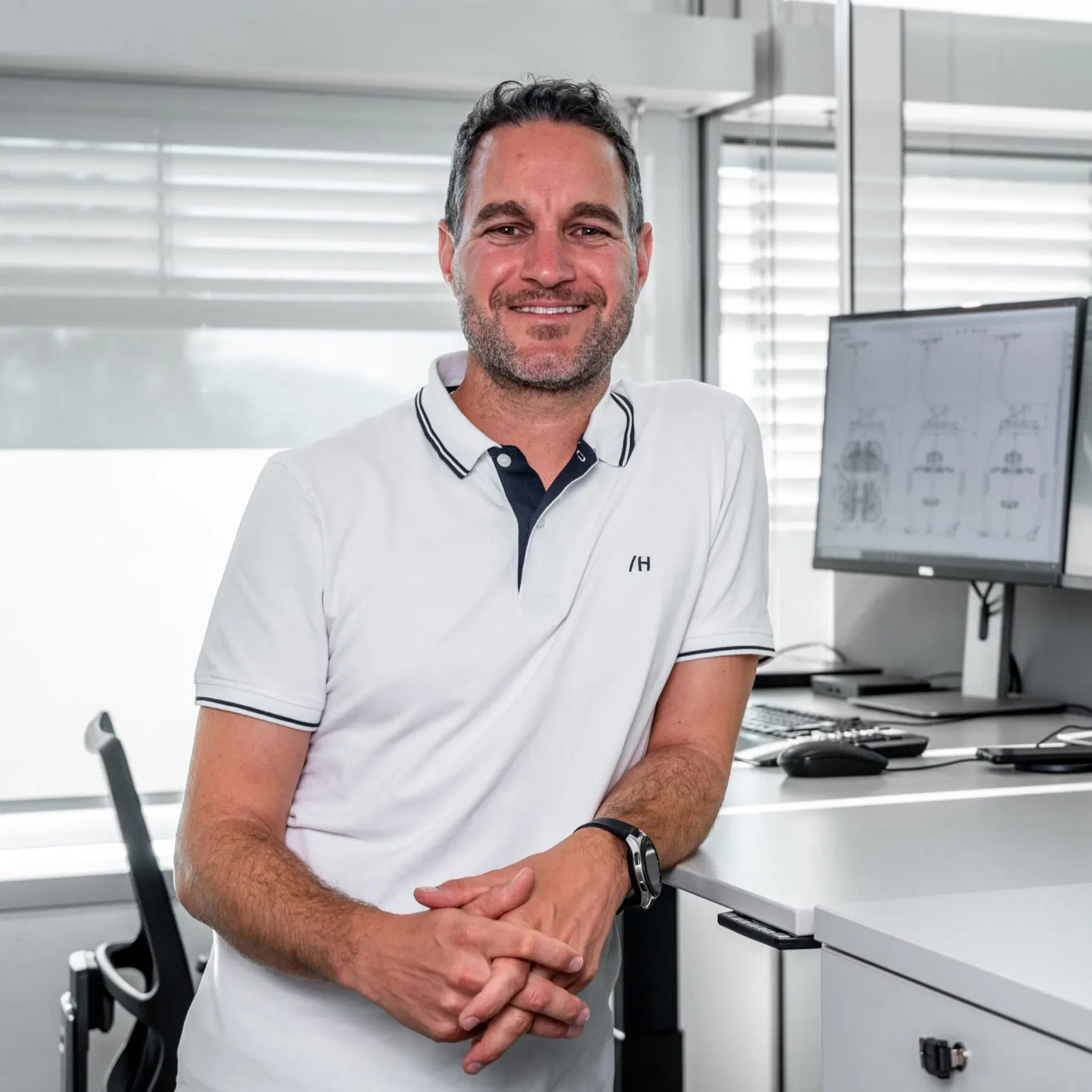Foto von Stefan Schwald, Produktmanager Doppelmayr Seilbahnen, an seinem Schreibtisch