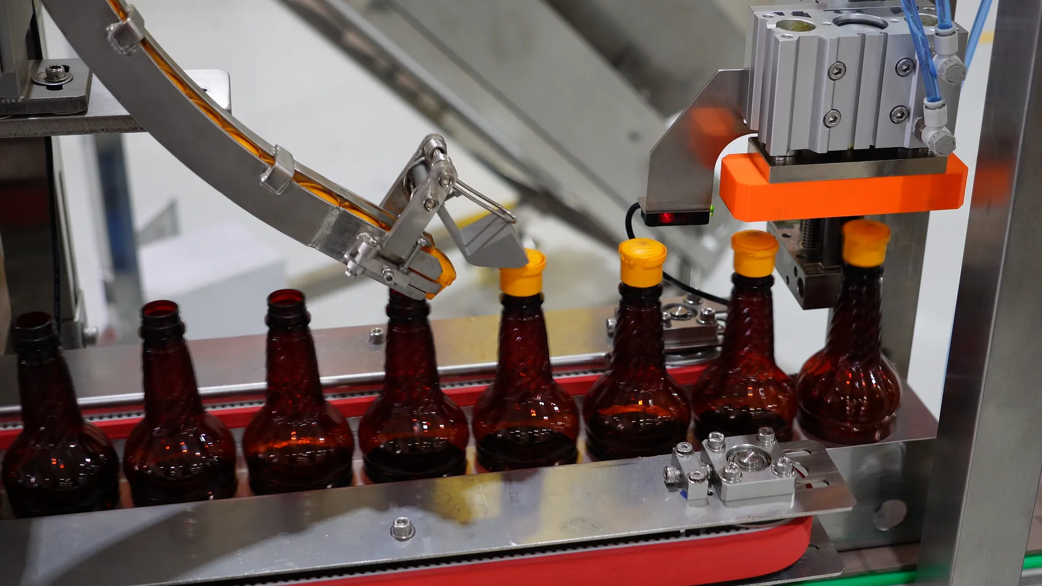 Dây chuyền cấp nắp chai LCA