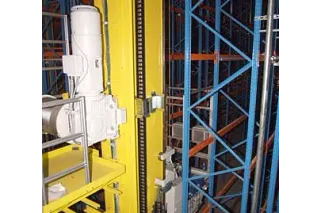 In pole and tower heights up to 40 meters or more, the energy chain® always remains secure in the track.