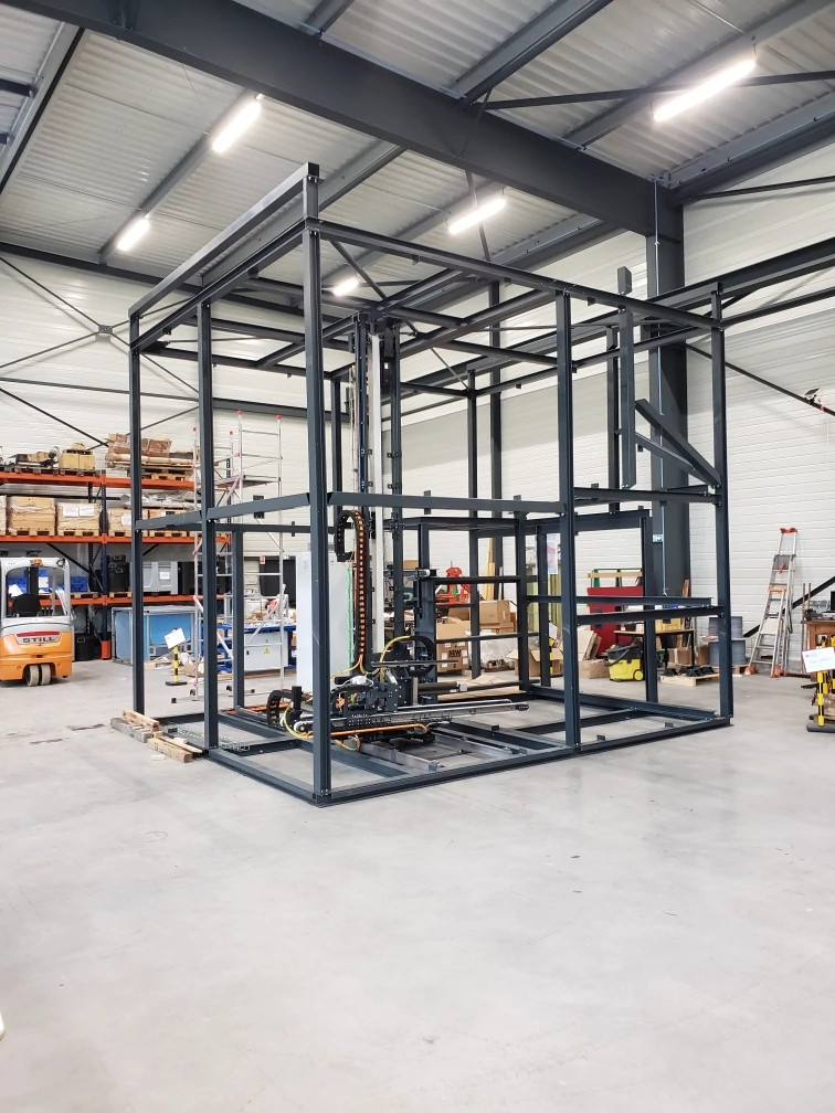 Storage and retrieval unit with energy chain