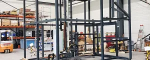 Storage and retrieval unit with energy chain