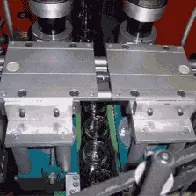 transportador para la separación de botellas mediante tornillos de plomo igus®