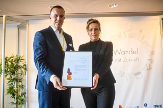 igus with the award from "NRW - Economy in Transition"