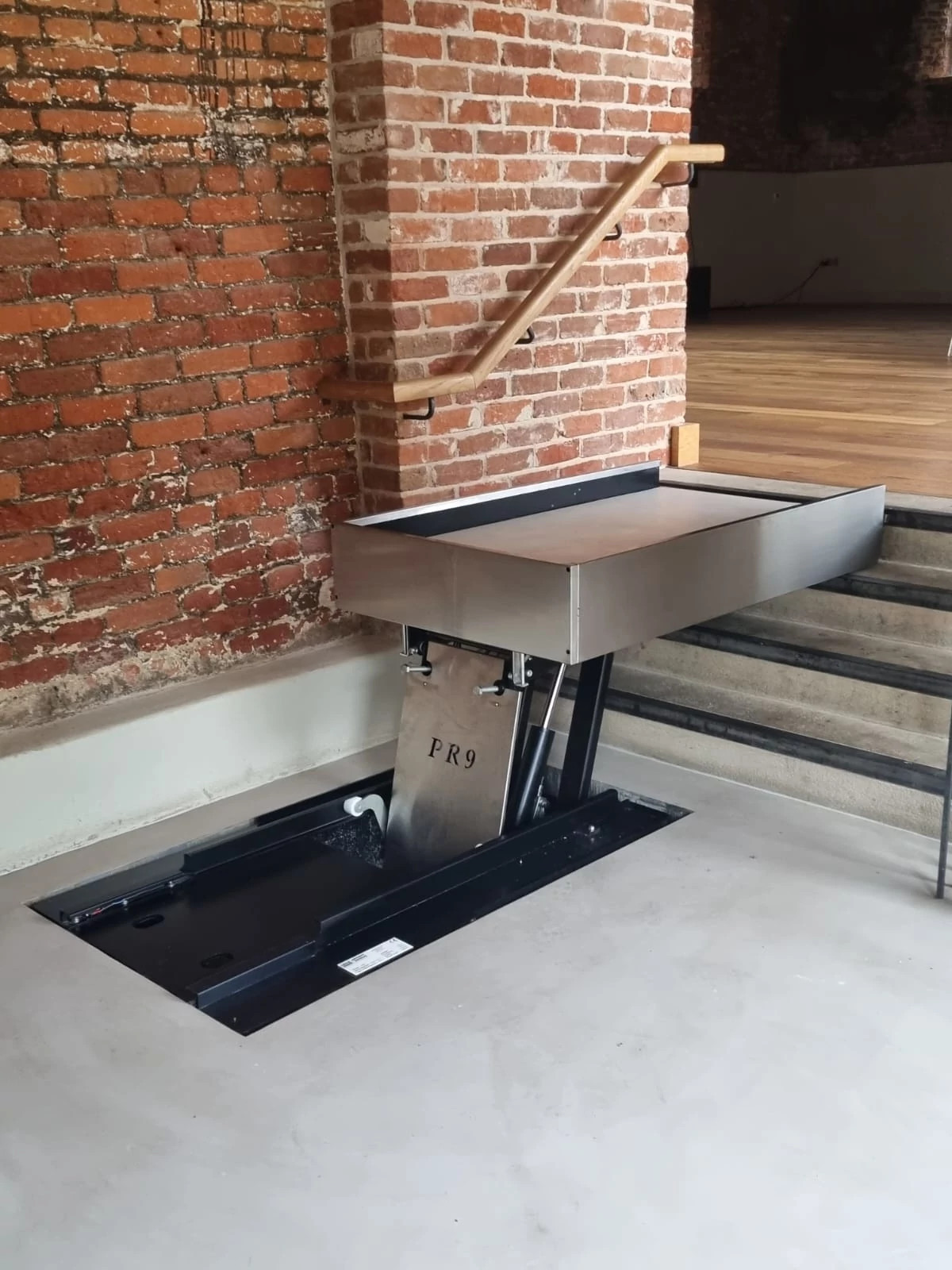 Linear guides and plain bearings in the unsupported wheelchair lift