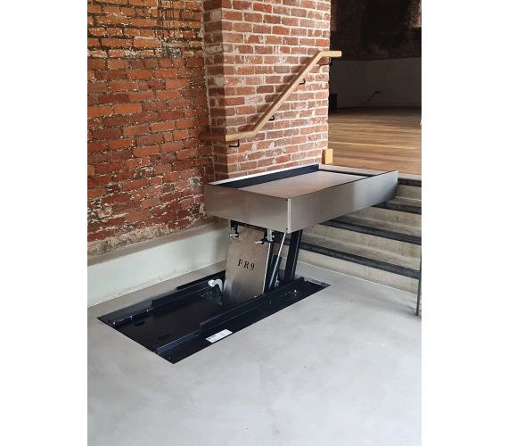 Unsupported wheelchair lift